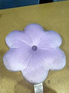 lot 1263 image: Members Mark 18 in x 18 in Purple Flower Pillow.