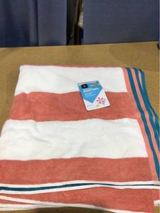 lot 2247 image: Members Mark Oversized Beach Towel 40in x 72in (DAMAGED)