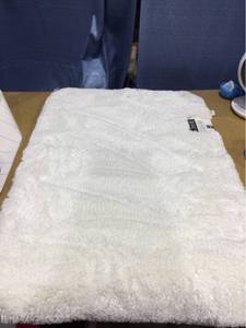 lot 2263 image: Members Mark Hotel Premier Collection Oversized 24in x 36in Bath Rug