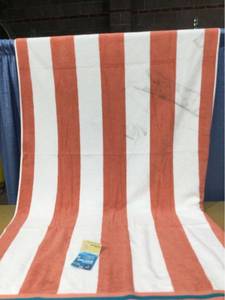 lot 7229 image: Members Mark OverSized Beach Towel, 40 x 72 Inch