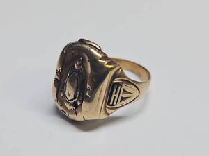 lot 825 image: Vintage 10k Class Ring 8 grams Gold
