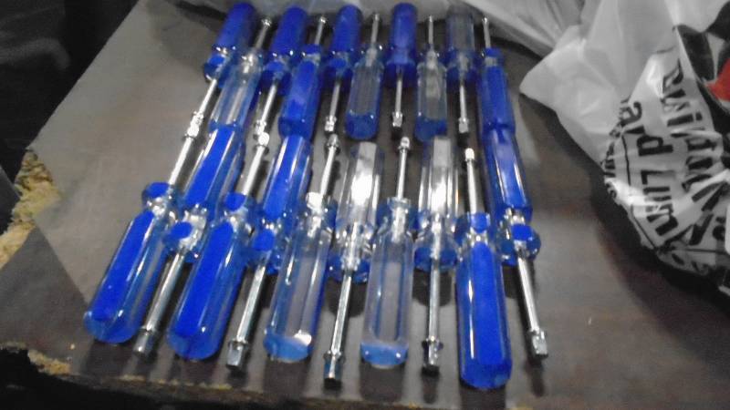lot 4618 image: 14 Socket Driver Handles.