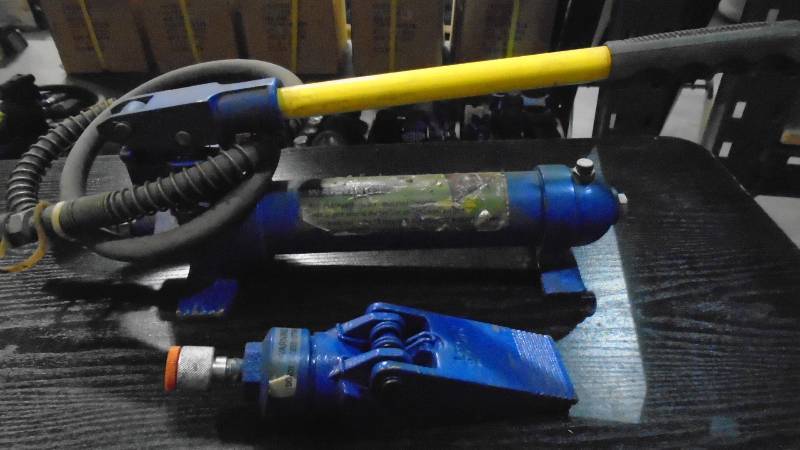 lot 4647 image: 4 Ton Portapower Pump with Spreader.