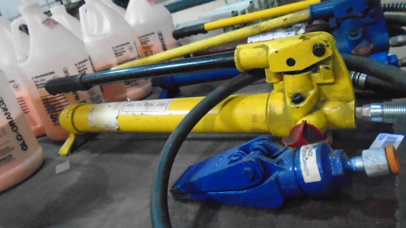 lot 4651 image: 10 Ton Porta Power Pump With Spreader.