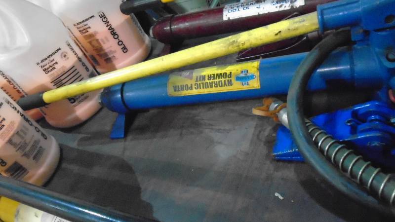 lot 4652 image: 10 Ton Porta Power Pump With Spreader.