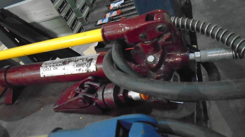 lot 4653 image: 10 Ton Porta Power Pump With Spreader.