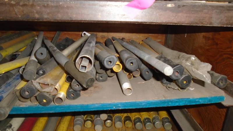 lot 4711 image: Large Lot Misc Jack Handles.