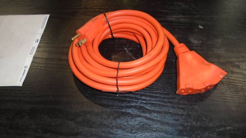 lot 4807 image: 3 Plug Extension cord.20 Ft.