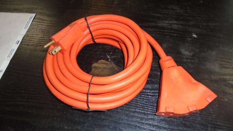 lot 4808 image: 3 Plug Extension cord.20 Ft.