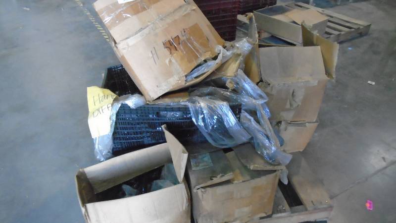 lot 4861 image: Pallet Misc Plastic Pry bar Handles.