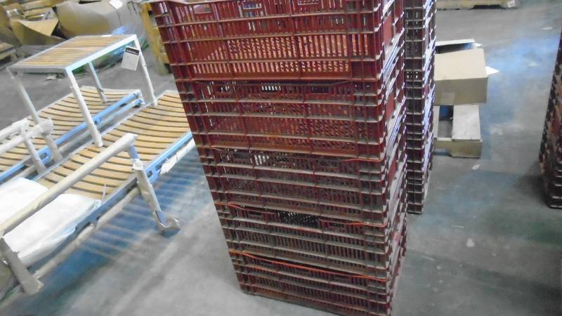 lot 4877 image: Stackable Plastic crates.