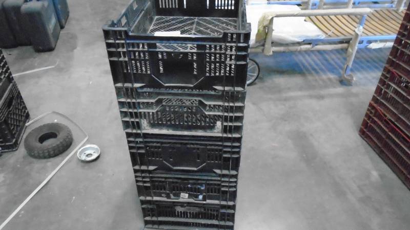 lot 4878 image: Stackable Plastic crates.
