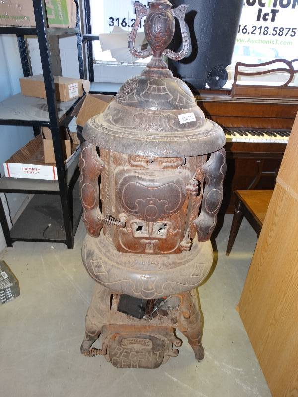 lot 910 image: Regent gem cast iron wood stove.