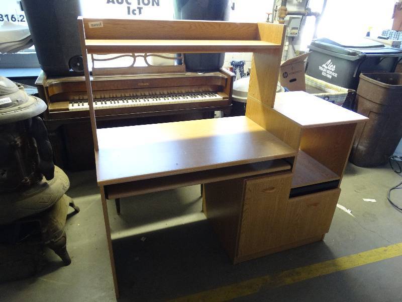 lot 911 image: Computer desk.