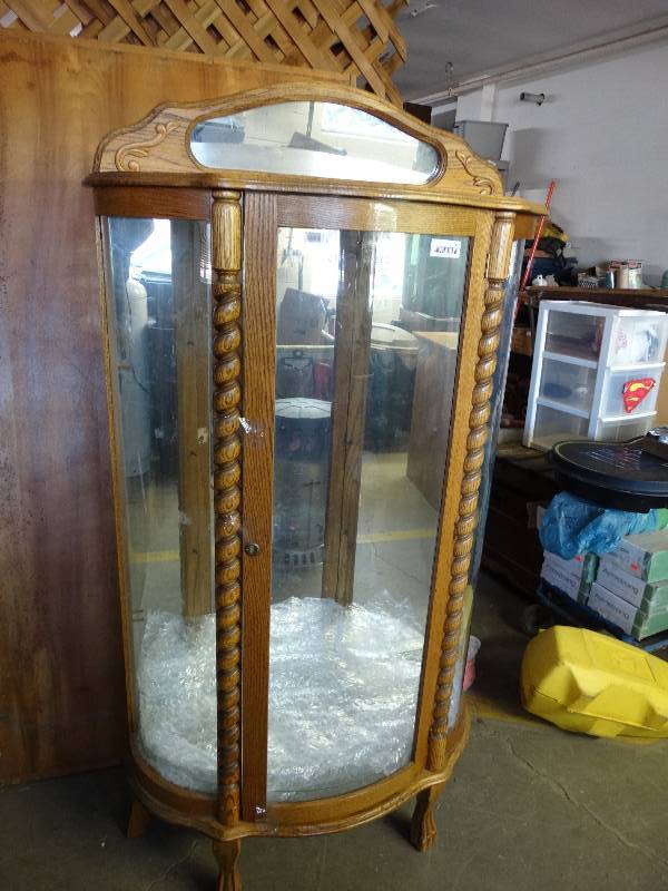 lot 912 image: Nice cabinet with glass shelves.