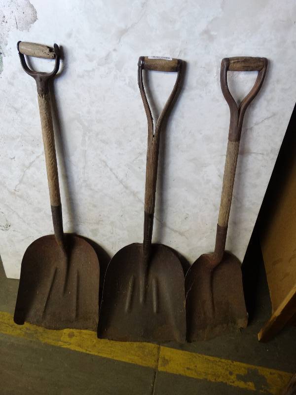 lot 916 image: 3 scoop shovels.