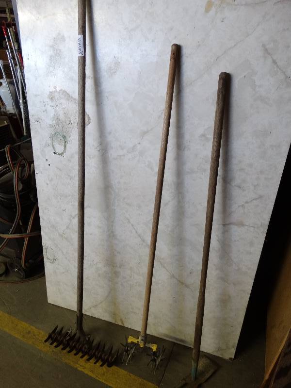 lot 919 image: Long handled yard tools.
