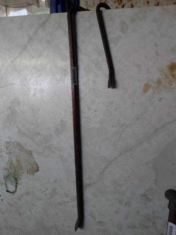lot 923 image: 1 large and 1 small crowbar.