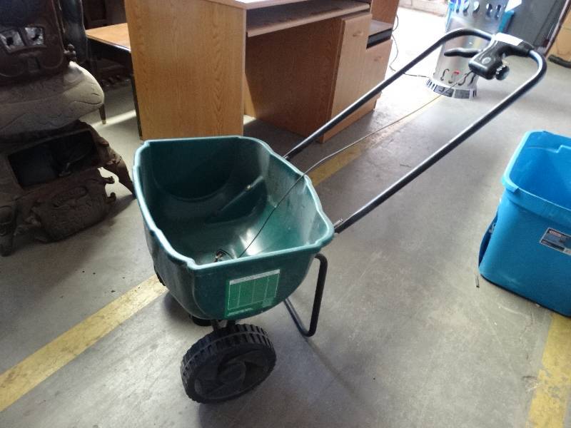 lot 926 image: Plastic ace green turf seeder.