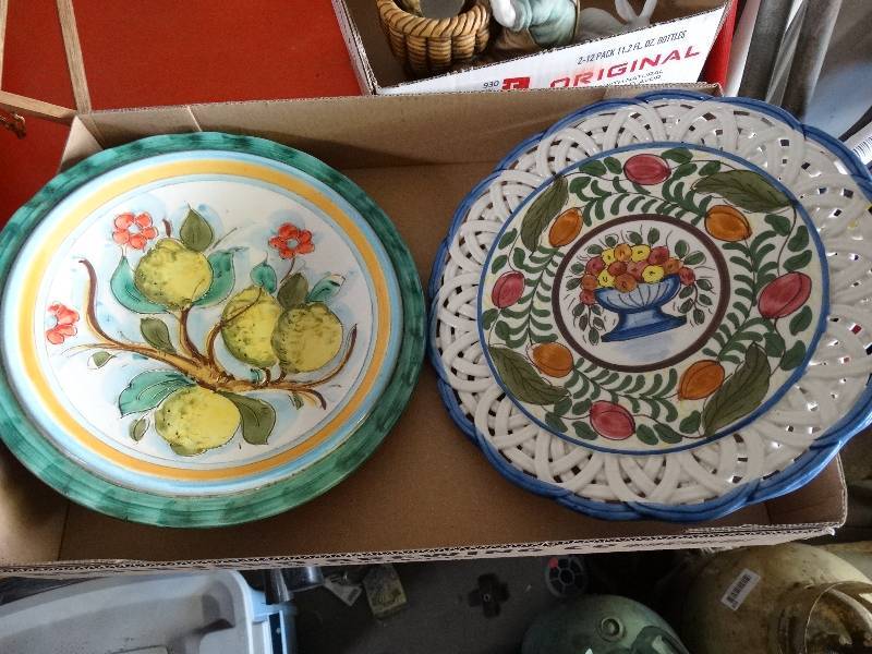 lot 931 image: Decorative plates and easel.