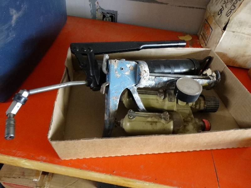 lot 938 image: Greece gun, caulking gun and norgren.