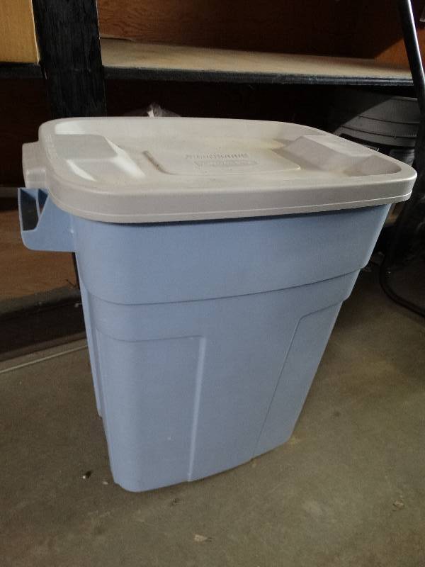 lot 947 image: Rubbermaid trashcan and contents.