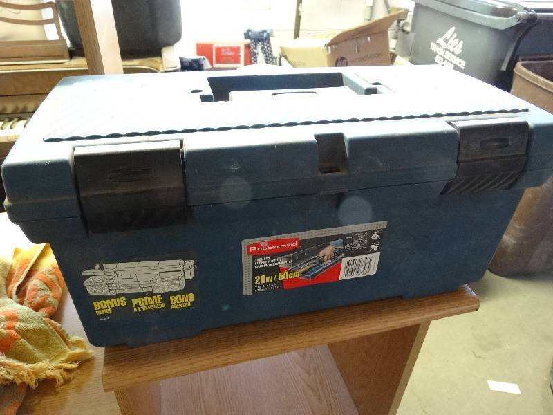 lot 950 image: Rubbermaid toolbox.
