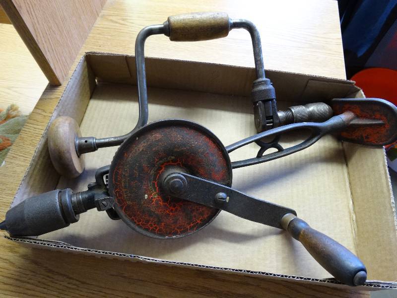 lot 958 image: 2 manual drills.