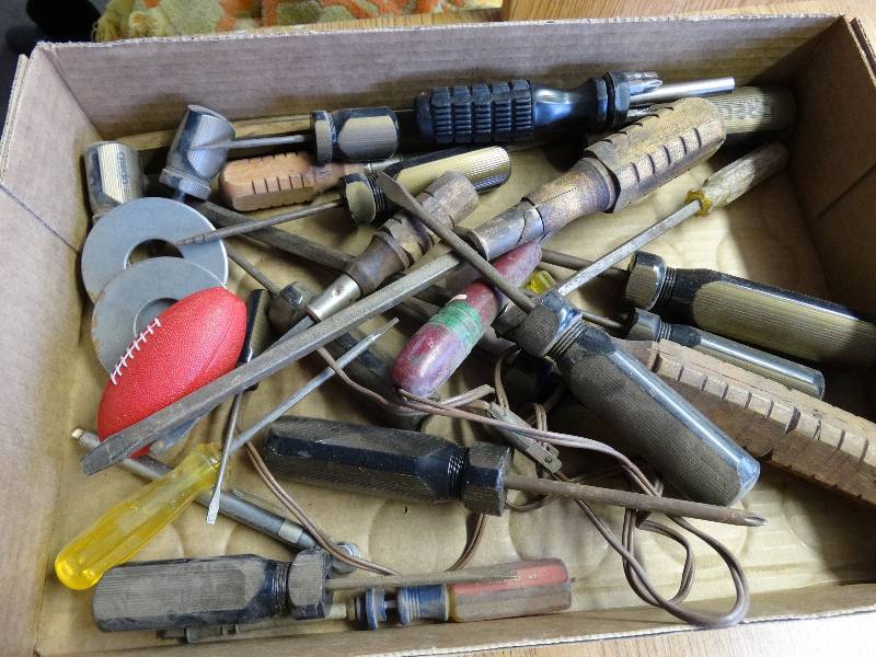 lot 962 image: Lot of various screwdrivers.