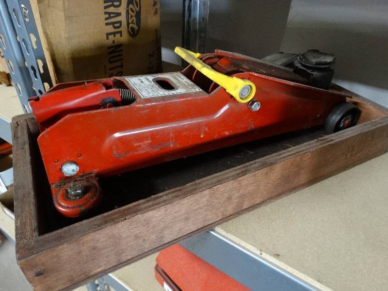 lot 965 image: 2 14 ton floor jack.