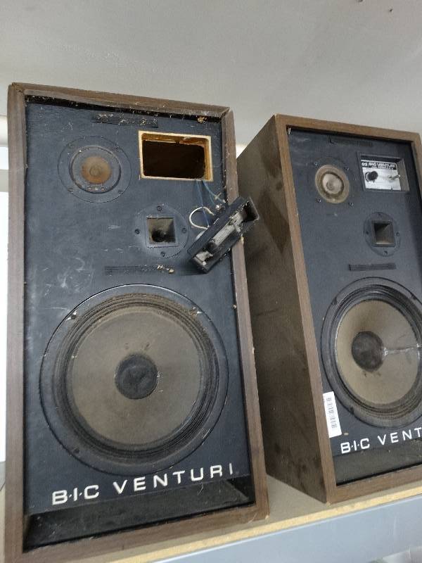 lot 972 image: 2 big venturi speakers.