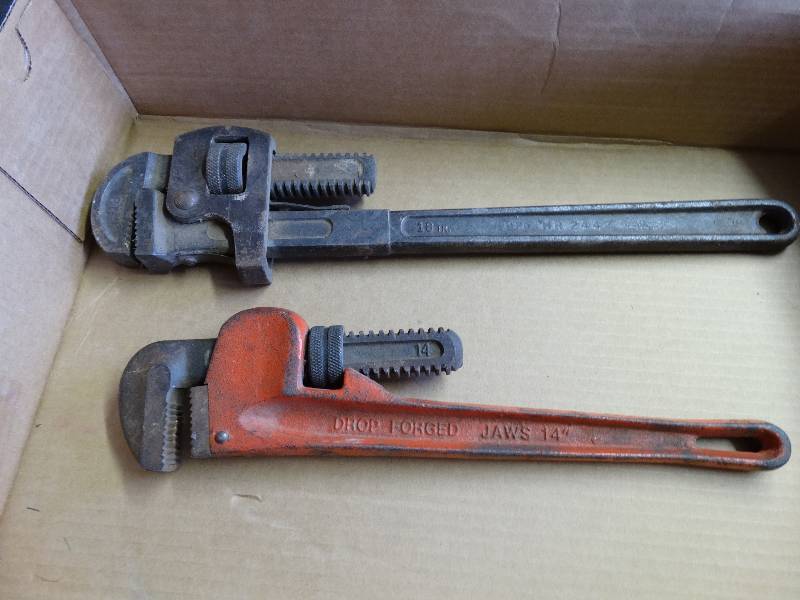 lot 977 image: 2 pipe wrenches.