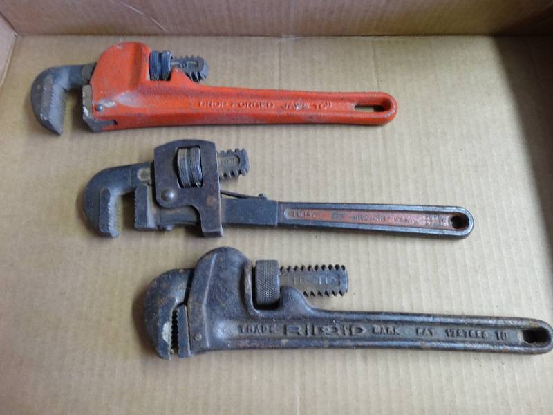 lot 978 image: 3 pipe wrenches.