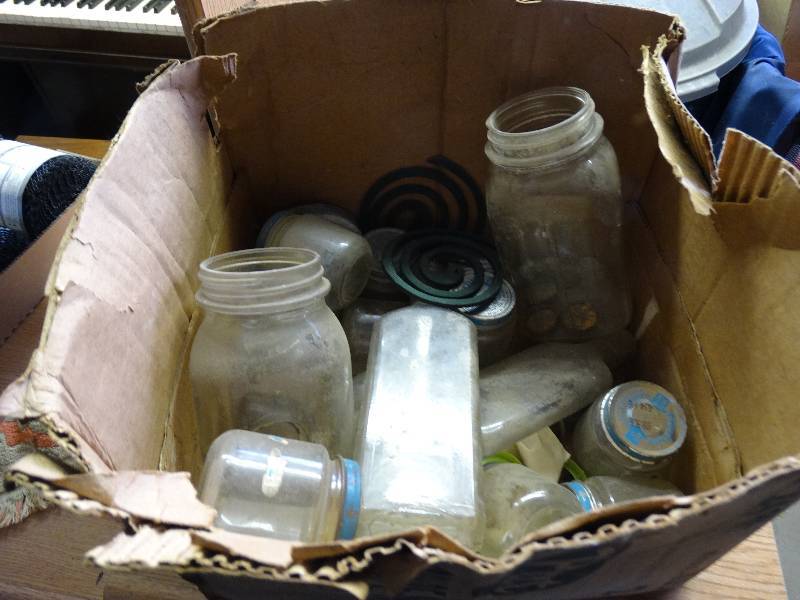 lot 979 image: Lot of glass jars and some lids.