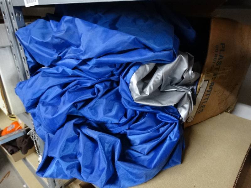 lot 981 image: Tent. no poles or stakes.