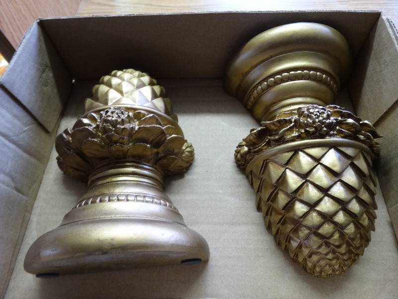 lot 982 image: 2 heavy book ends.