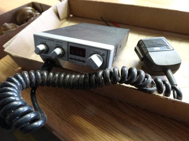 lot 983 image: Realistic CB radio.
