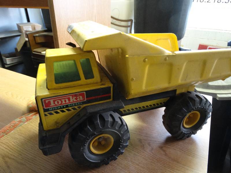 lot 986 image: Tonka toy dump truck.