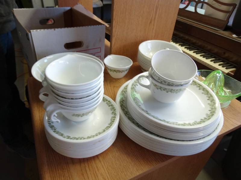 lot 993 image: Set of corelle by corne table set.