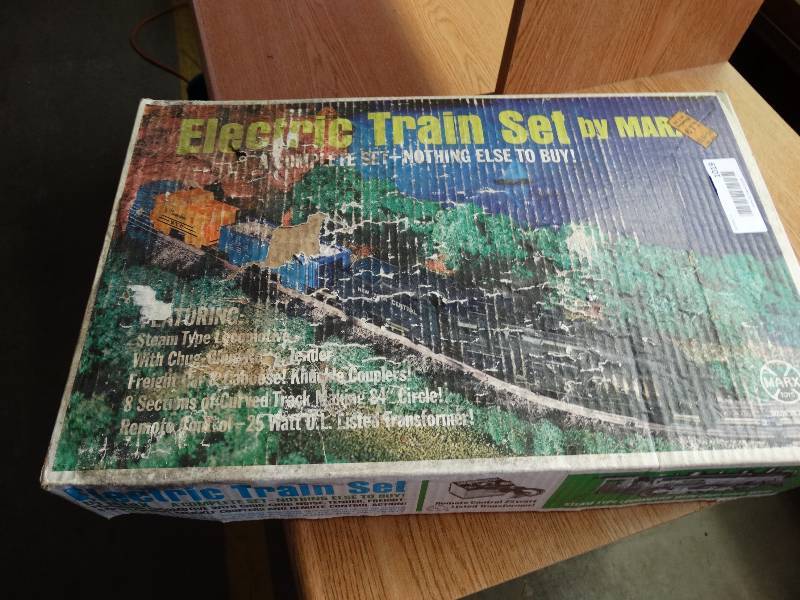 lot 1019 image: Electrical train set by marx.