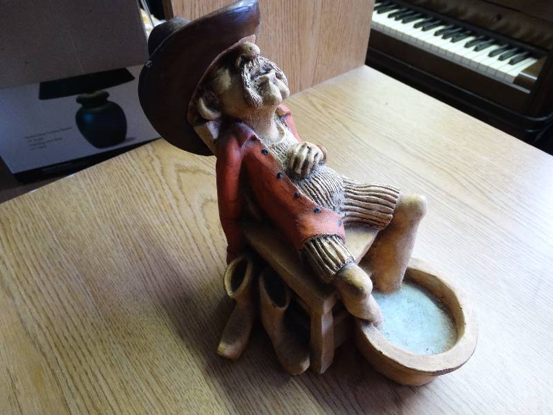 lot 1021 image: Vernon 85 cowboy decor.