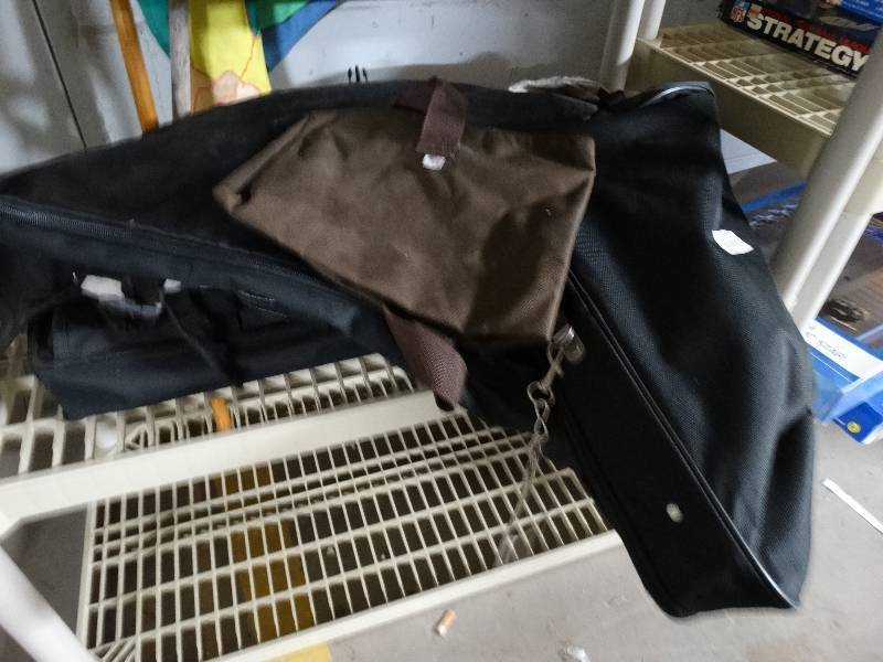 lot 1032 image: Various sized luggage bags.
