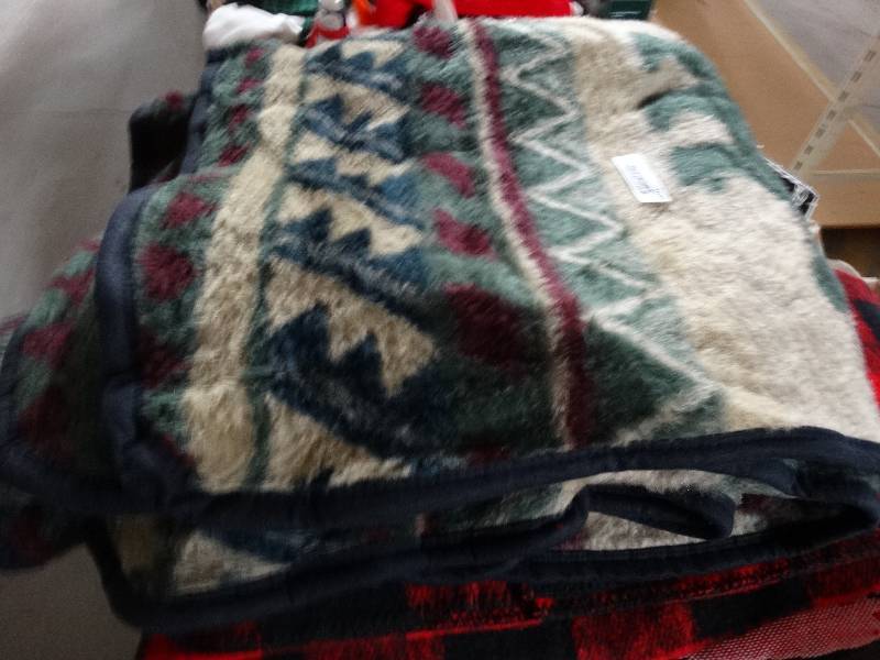 lot 1034 image: Lot of blankets.