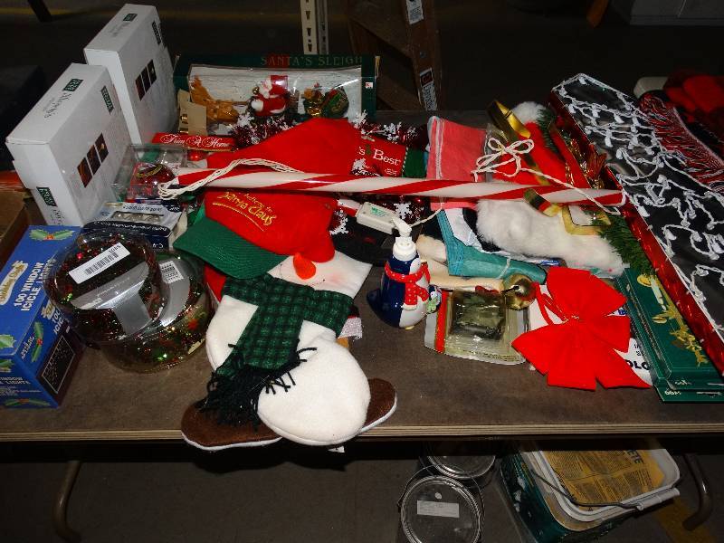 lot 1035 image: Huge lot of Christmas decor.