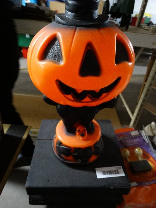 lot 1037 image: Halloween decor.