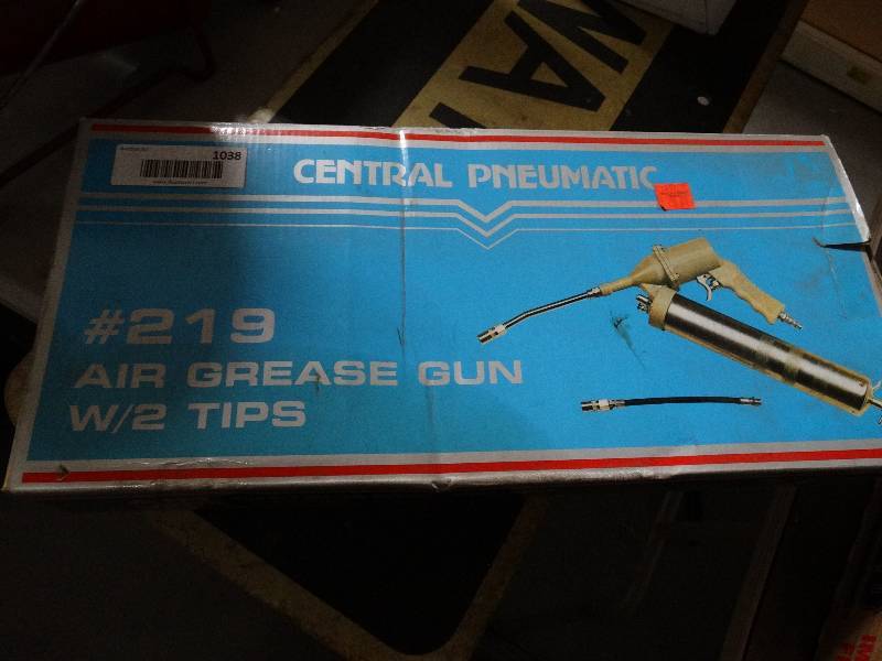 lot 1038 image: Central pneumatic #219 air grease gun w2 tips.