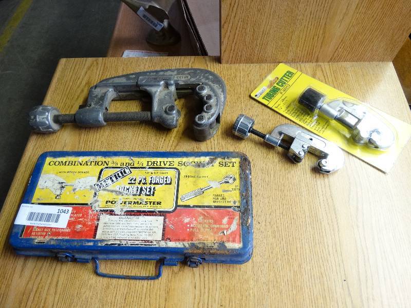 lot 1043 image: Lot of tubing cutters.