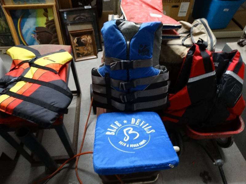 lot 1068 image: Lot of various sized life vest.