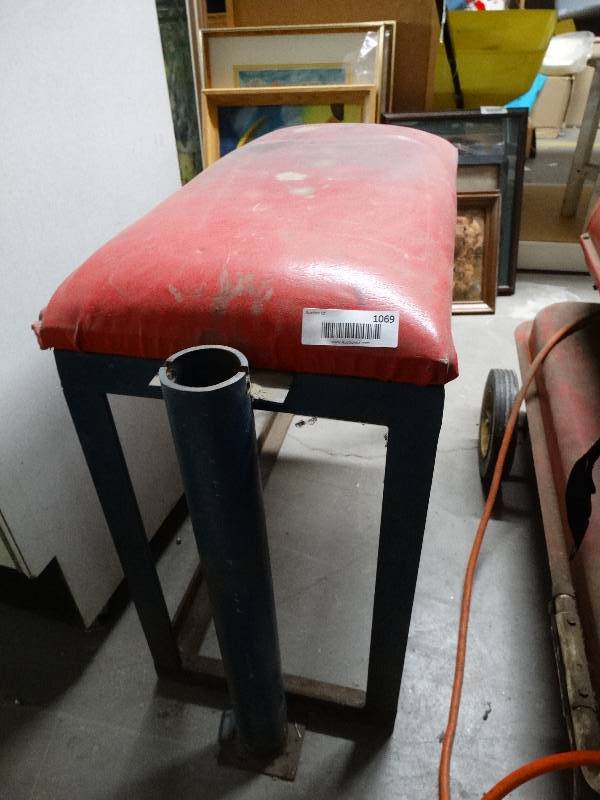 lot 1069 image: Weight bench.