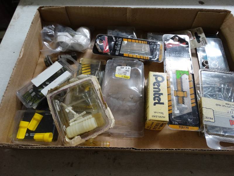 lot 1076 image: Lot of hardware.